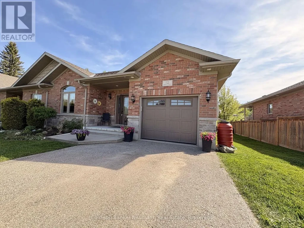 12 Brown Street S, Minto